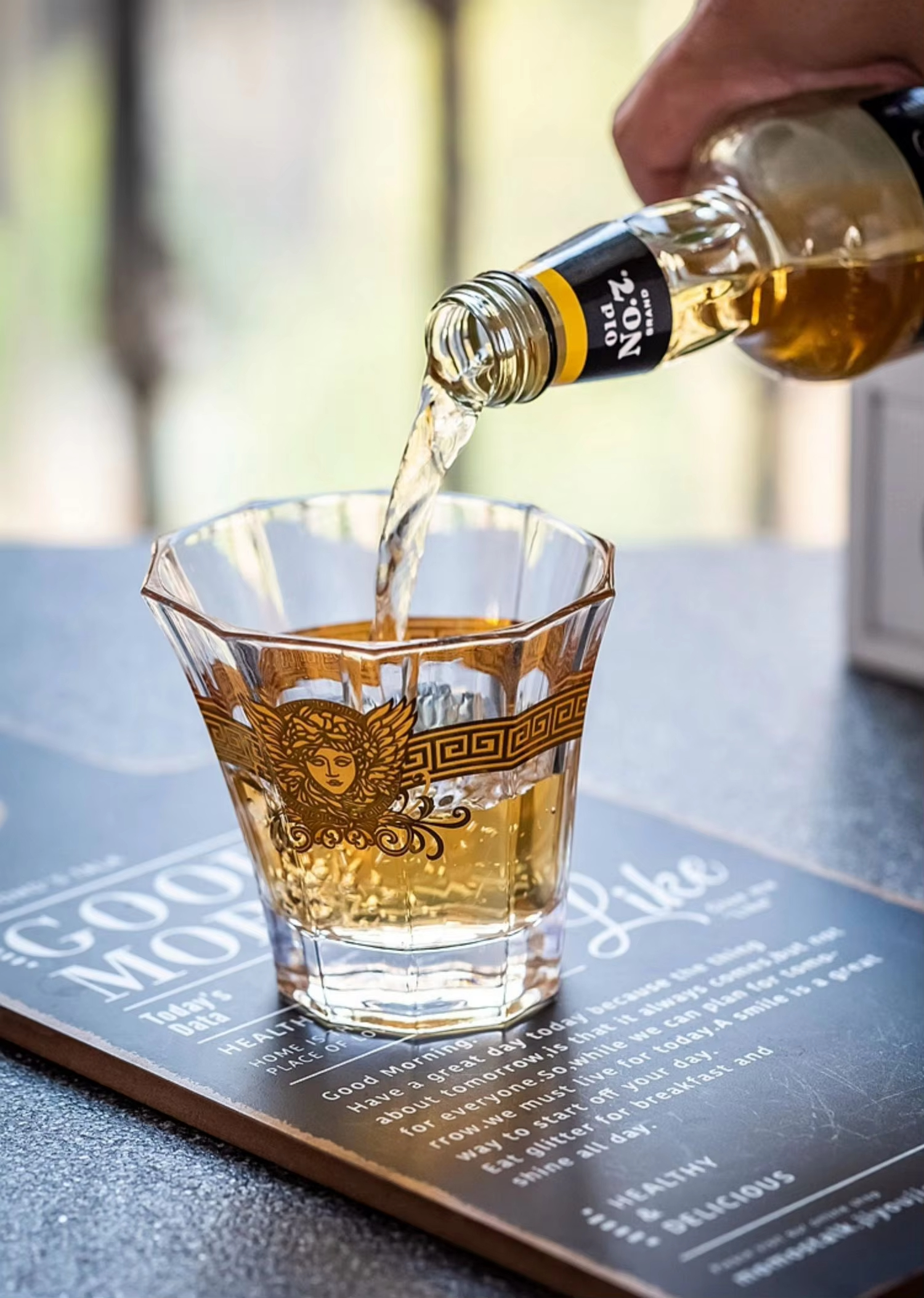 Medusa Gold Head Painted Whisk - Wine Beer Liquor avis et prix